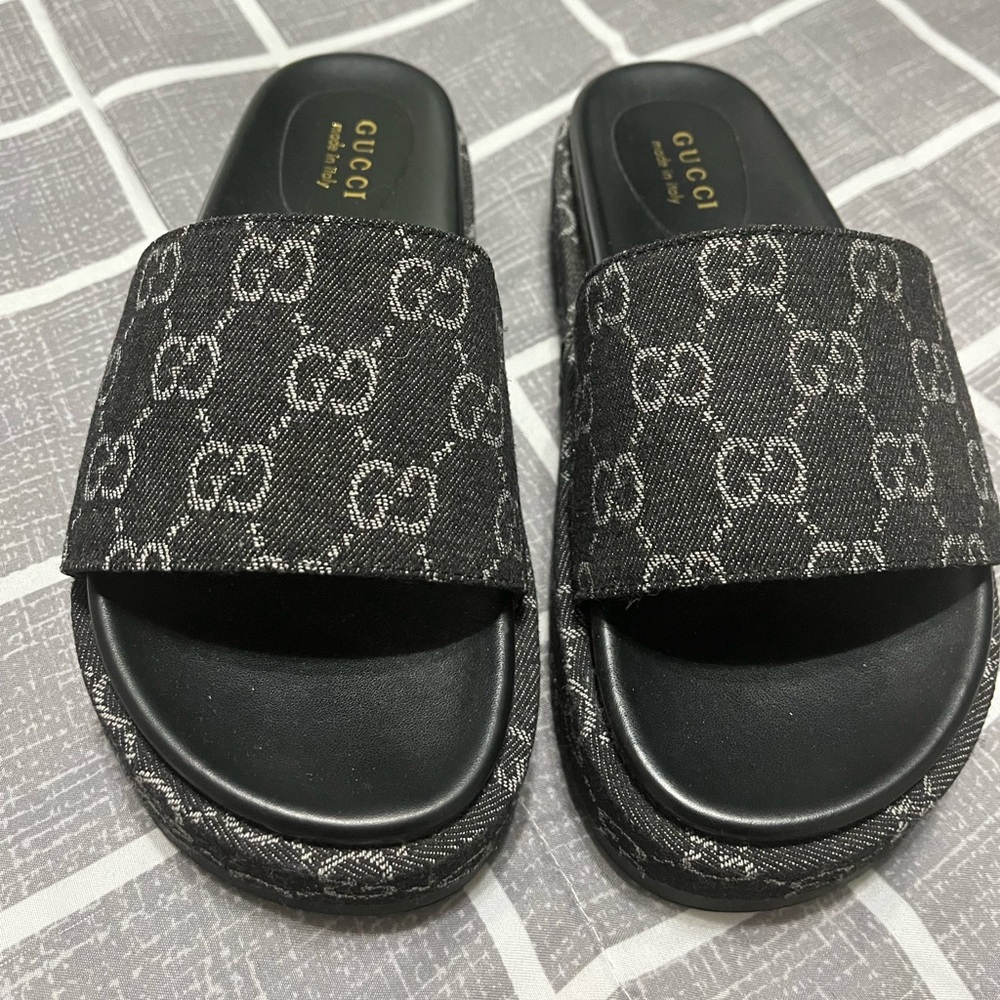 Slightlh worn Gucci platform slides, size 37.